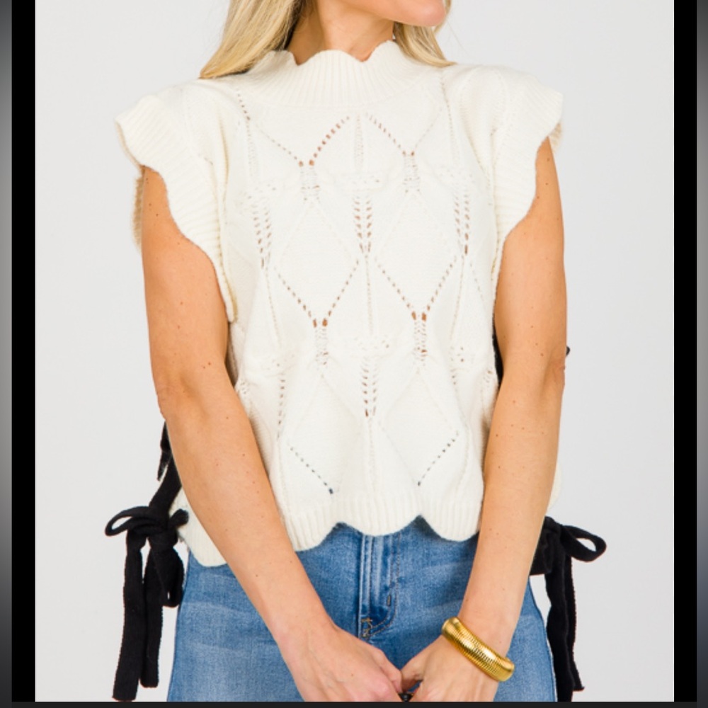 Bow Elegant Cream Sweater Vest top black side bows scalloped neck and hem Sz‎ S